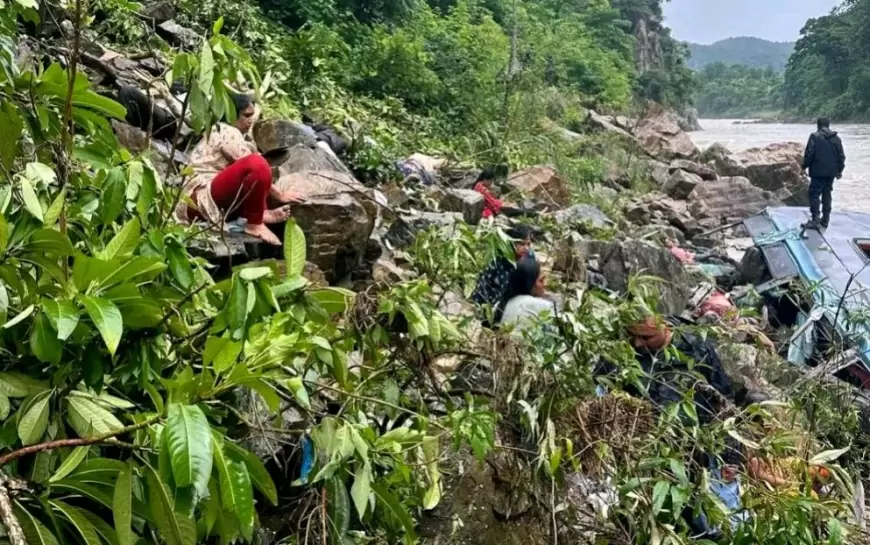 Nepal Accident: नेपाल में बड़ा हादसा, नदी में गिरी यूपी की बस, 41 यात्रियों की मौत