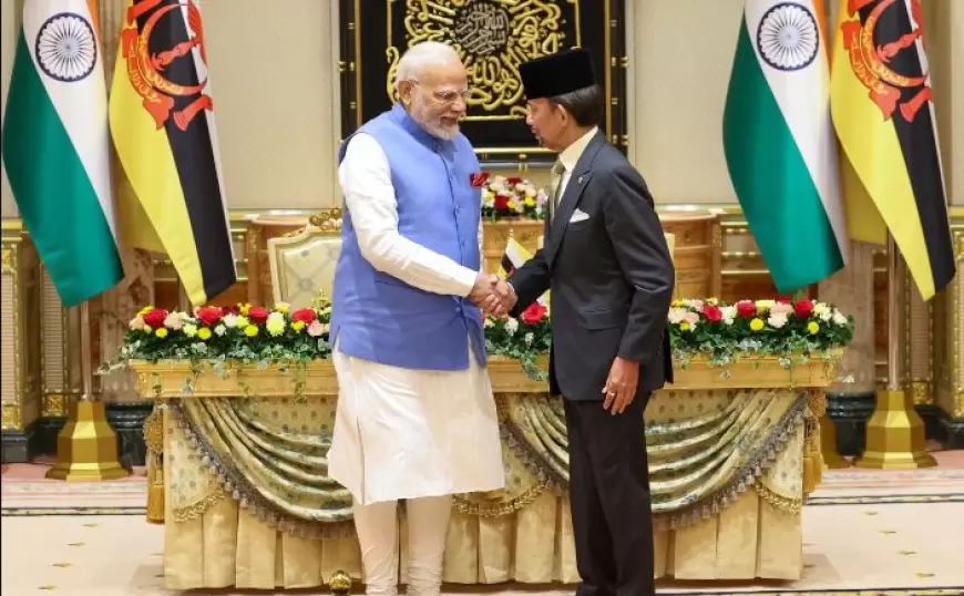 PM Modi's visit to Brunei: पीएम मोदी ने ब्रुनेई के सुल्तान बोल्किया से की मुलाकात, रक्षा-व्यापार समेत कई मुद्दों पर हुई बात