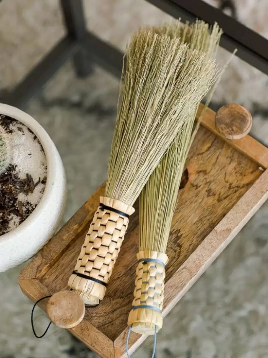 Broom tips: झाड़ू रखते समय न करें ये गलती लक्ष्मी जी हो जायेंगी रूष्ठ !