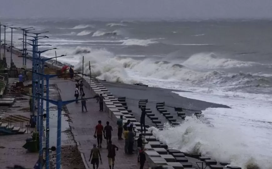 Cyclonic storm 'Dana': दाना तूफान ने बंगाल में ली 4 लोगों की जान, ओडिशा में मचाई भारी तबाही