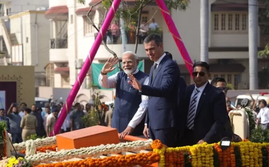 PM Modi's road show in Vadodara: वडोदरा में पीएम मोदी का स्पेनिश प्रधानमंत्री के साथ रोड शो, एयरक्राफ्ट प्लांट का किया उद्घाटन