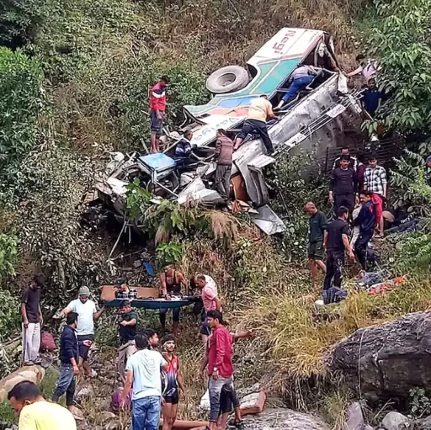 Uttarakhand Bus Accident: उत्तराखंड में 150 फीट गहरी खाई में गिरी बस, 36 की मौत