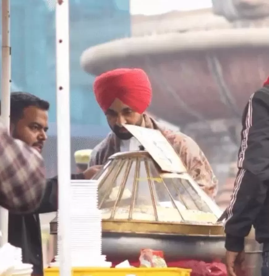 Diljit In Lucknow: लखनऊ की सड़कों पर घूमते नजर आए दिलजीत,कल होगा शो