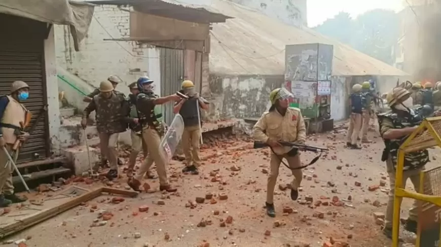 Sambhal Violence: संभल हिंसा में 4 की मौत, स्कूल बंद, इंटरनेट पर रोक, विपक्ष ने बीजेपी सरकार को घेरा